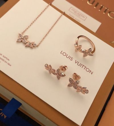  Louis Vuitton Star Blossom Female Rose Gold Pave Diamond Two Monogram Flower Earrings/Necklace/Ring Jewelry Set Q96946