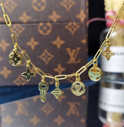  Louis Vuitton Roman Holidays Golden Multiple Monogram Flower & Rounded LV Logo & Key Decoration Ladies Necklace