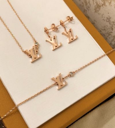  Louis Vuitton Idylle Blossom Rose Golden Diamond LV Necklace Hollow Star Flower LV Pendant Earrings Women's Jewelry Set Q93655