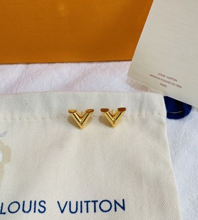  Louis Vuitton Essential V Ladies Yellow Gold V Letter Carved LV Mark Low Price Ear Stud Online