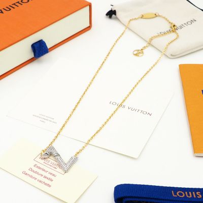  Louis Vuitton Volt Gold Chain Silver Pave Diamond LV Logo Pendant High-end Ladies Necklace Q93810