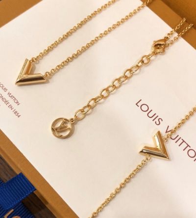 Copy Louis Vuitton Essential V Women's Yellow Gold Letter & Rounded LV Logo Necklace & Bracelet Jewelry Set M61083