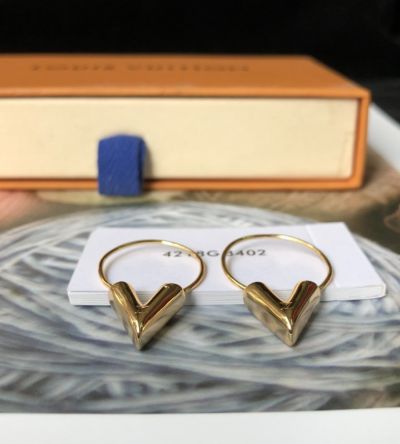 Louis Vuitton Essential V Ladies Yellow Gold V Letter Carved LV Logo & Thin Rounded Earrings M61088