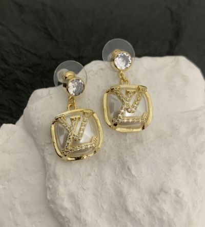  Louis Vuitton Female Square Inlay White Pearl Pave Diamond LV Mark Good Review Earring Drop