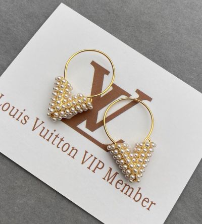 Louis Vuitton Essential V Studded White Pearl V Letter Gold Circle Top Quality Women's Earring Drop M68362