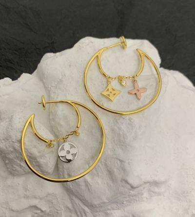  Louis Vuitton Idylle Blossom Female Gold Big Ring & Small Ring  Silver Rounded Flower & Yellow Gold & Rose Gold Flower Pendant Asymmetric Earrings