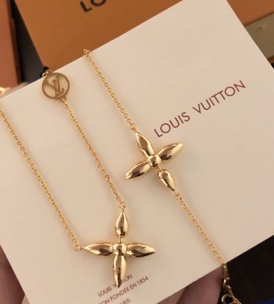  Louis Vuitton Louisette Ladies Golden Four Leaf Monogram Flower Pendant & Circular LV Logo Necklace/Bracelet Jewelry Set