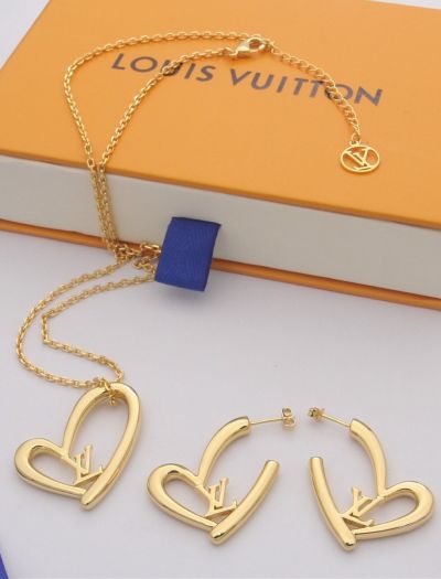  Louis Vuitton Heart Women’s Yellow Golden Heart Shaped Inset LV Mark Necklace & Earrings Jewelry Set M00465