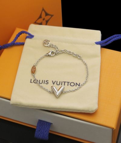 Louis Vuitton Essential V Logo Pendant Charm LV Initial Signature Chain Bracelet For Ladies Silver/Yellow Gold/Rose Gold M80138