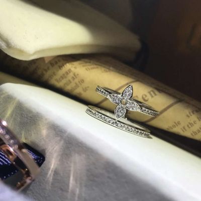 Louis Vuitton Idylle Blossom Monogram Flower Charm Paved Diamonds Design Women Rose Gold Two-row Ring Q9N42A